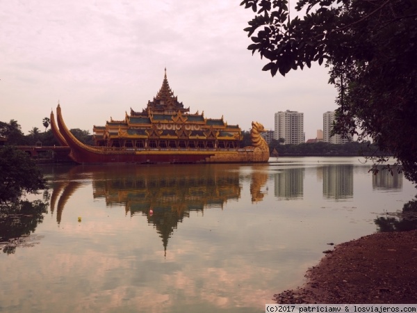 Karaweik Palace
Karaweik Palace es uno de los monumentos más reconocibles de Myanmar, se encuentra en el lago Kandawgy.
