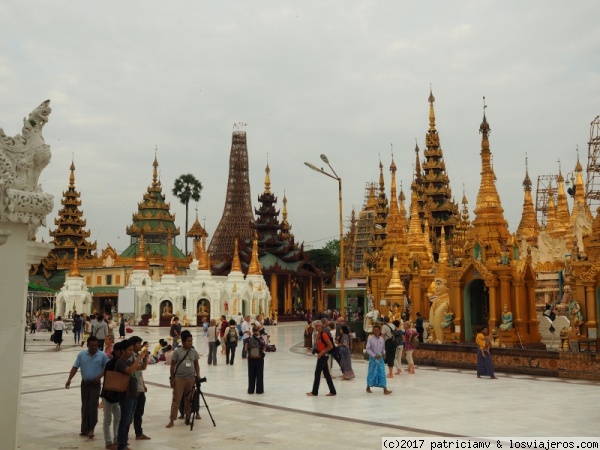 Shwedagon Paya
Símbolo indiscutible del budismo y la pagoda más venerada de Myanmar.Shwedagon es un complejo religioso situado en Rangún, antigua capital de Birmania. Está presidido por la magnífica estupa Shwedagon Paya rodeada de templos. La estupa tiene 100 m de altura y está cubierta con un baño de oro.
