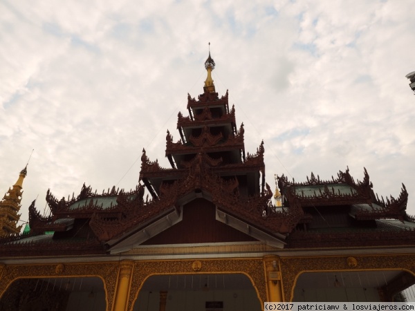 Shwedagon Paya
Símbolo indiscutible del budismo y la pagoda más venerada de Myanmar.Shwedagon es un complejo religioso situado en Rangún, antigua capital de Birmania. Está presidido por la magnífica estupa Shwedagon Paya rodeada de templos. La estupa tiene 100 m de altura y está cubierta con un baño de oro.
