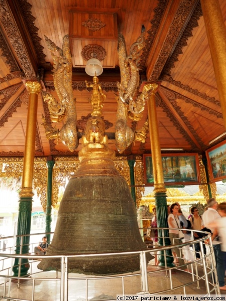 Shwedagon Paya
Símbolo indiscutible del budismo y la pagoda más venerada de Myanmar.Shwedagon es un complejo religioso situado en Rangún, antigua capital de Birmania. Está presidido por la magnífica estupa Shwedagon Paya rodeada de templos. La estupa tiene 100 m de altura y está cubierta con un baño de oro.
