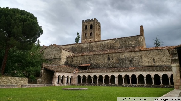 Abadia de San Miguel de Cuixà
La abadia benedictina vivió su esplendor en los siglos X y XII, bajo la protección de los Condes Catalanes. El último monje vivió hasta finales del siglo XVIII.
