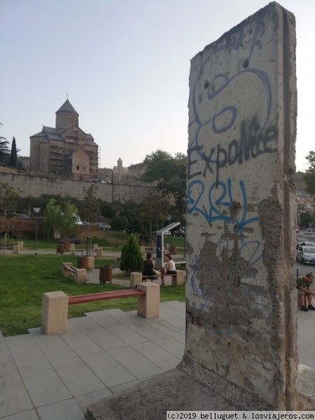 El Muro de Berlin también está presente en Tblisi
Uno de los centenares de fragmentos del Muro que hay en todo el mundo, regalo de Alemania en el año 2000
