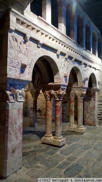 PRIORAT DE SERRABONA
Monasterio del siglo Xi. Detalle del claustro y de la tribuna de mármol rosa del Conflent, una preciosidad del arte románico.
