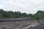 Acceso al campamento por el cauce del río seco.