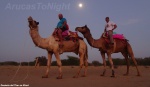 Sobre camellos en el desierto del Thar en Khuri