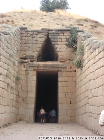 La tumba de Agamenon en Micenas
Entrada a la supuesta tumba del rey Agamenon, cerca de Micenas
