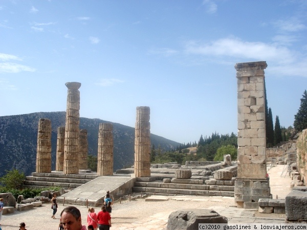 El templo de Apolo en Delfos
Restos del fastuoso, en la antiguedad, templo de Apolo en Delfos
