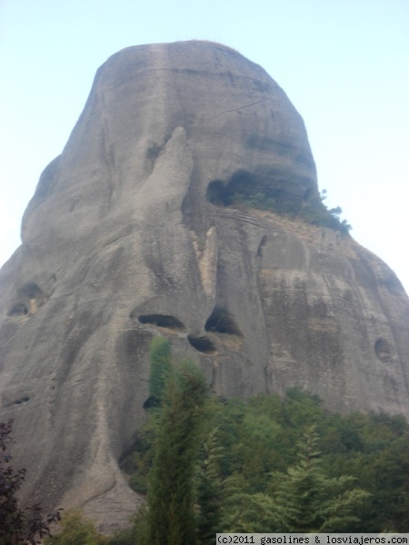 Roca de Meteora
Una de las rocas características de Meteora, en cuyas cuevas solian vivir ermitaños mucho antes de la construcción de los impresionantes monasterios
