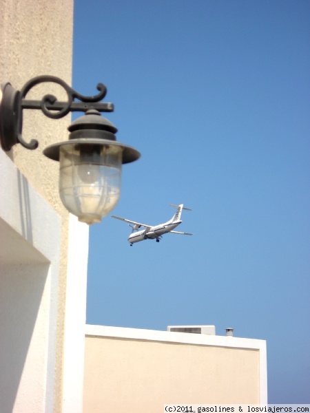 Sobrevolando Santorini
Avion sobrevolando el hotel donde nos encontrabamos en dirección al pequeño aeropuerto de Santorini
