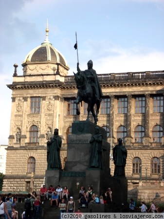 Estatua de San Wenceslao en Praga
Vista de la concurrida estatua de San Wescelao, en la plaza de igual nombre, y con el Museo Nacional al fondo
