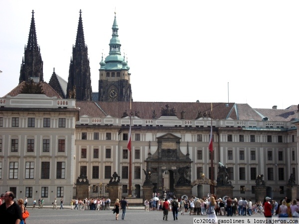 Entrada al castillo de Praga
Entrada principal al castillo de Praga, con las torres de la catedral de San Vito al fondo
