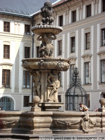 La Fuente del castillo de Praga
Preciosa fuente situada en uno de los patios de entrada al castillo
