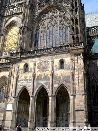 Preciosa entrada a la catedral de Praga
Una de las entradas laterales a la catedral del castillo preciosamente decorada
