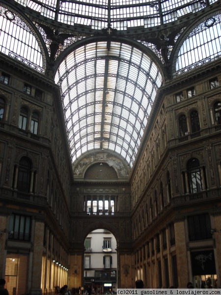 Galleria Umberto I de Napoles
Interior de la preciosa galleria Umberto I con su techo abovedado y transparente
