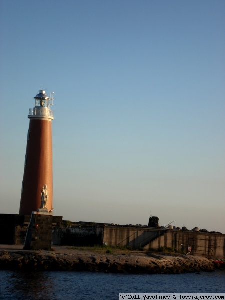 El Faro de Napoles
Faro situado a la entrada del Puerto de Napoles, con la estatua en primer plano de un Santo.

