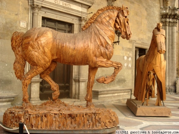 El caballo de Troya de Siena
Reproducciones de dos caballos de madera que había en una pequeña logia en Siena
