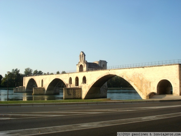 El Puente de Avignon
Vista del famoso puente de Avignon con su iglesia superpuesta
