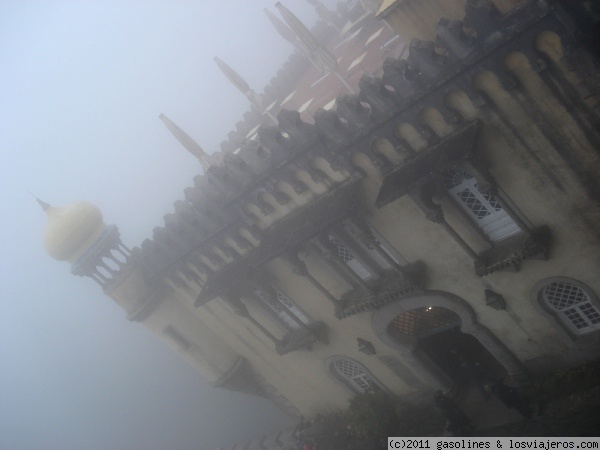 La niebla y el Palacio da Pena de Sintra
Vista bajo la niebla de unos de los edificios del espectacular Palacio da Pena en Sintra, maximo exponente del estilo romantico portugués.
