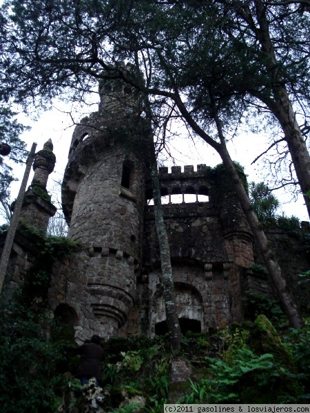 La torre de la Quinta de Regaleira de Sintra
Una de la torres que adornan el parque de la Quinta de Regaleira, parque del s. XIX y declarado patrimonio mundial por la Unesco
