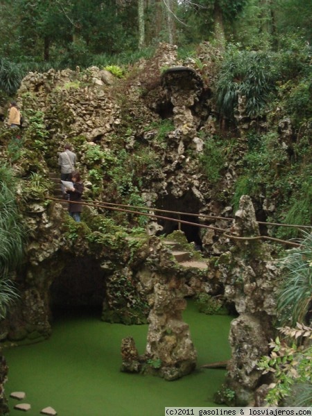Entrada a la gruta de la Quinta de Regaleira de Sintra
Entrada a una de las grutas subterraneas que recorren la Quinta de Regaleira.  Para entrar a esta gruta, habia que atravesar el pequeño estanque pisando esas pequeñas piedras.
