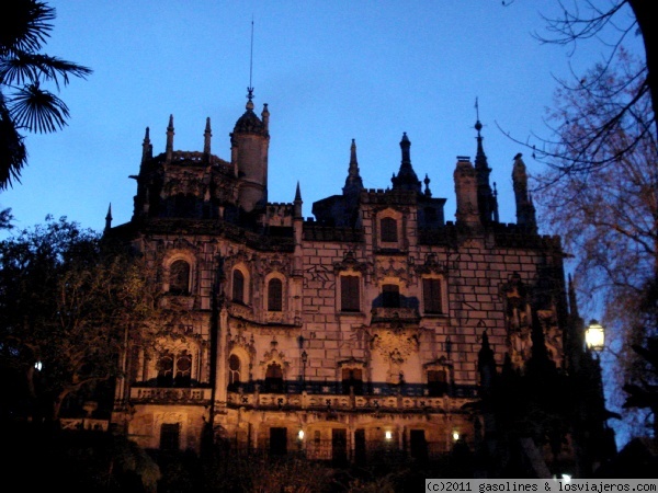 El palacio de la Quinta de Regaleira en Sintra
Vista nocturna del  Palacio de la Quinta, que parece sacado de una historia de fantasmas :)
