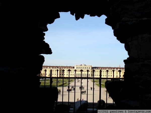 El palacio de Schonbrunn de Viena
Vista de la fachada trasera del palacio de Schonbrunn a traves de la fuente de Neptuno
