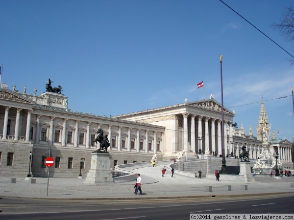 El Parlamento de Viena
Edificio neoclasico con un portico de estilo griego es la sede del Parlamento de Austris.  Destaca la fuente monumental a la entrada del Parlmento con una preciosa escultura de Palas Atenea
