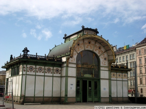 El Pabellón de Karlsplatz en Viena
Los pabellones de Karlsplatz son dos preciosas y antiguas entradas de metro que diseño el arquitecto Otto Wagner a mitad del siglo XX.  En la actualizadad uno de ellos es una cafetería y el otro una pequeña sala de exposiciones
