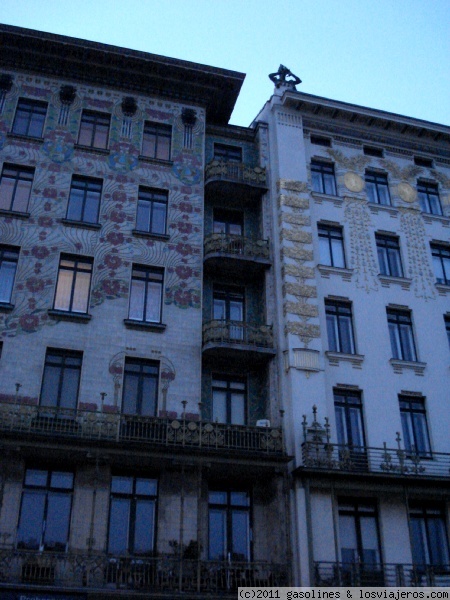 Edificio Majoli-kahaus de Viena
Situado cerca del Naschmarkt (el mercado más famoso de Viena), estos edificios fueron diseñados por Otto Wagner y destacan por los motivos florales que cubren sus fachadas
