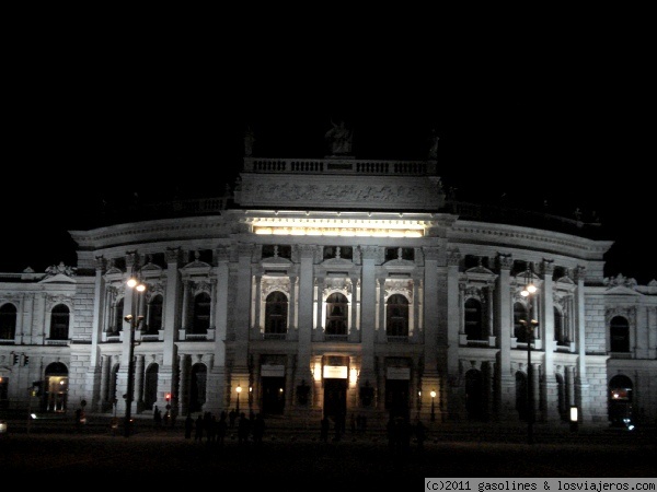 El Burgtheater de Viena
Vista nocturna del Burgtheather, uno de los teatros más importantes del mundo de habla germano.  Construido a finales del siglo XIX, fue reconstruido despues de la segunda guerra mundial
