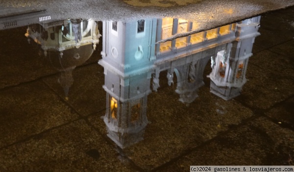 La Catedral de la Almudena de Madrid después de la lluvia
Imagen nocturna de la Catedral de la Almudena después de haber llovido
