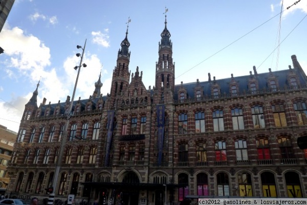 Magna Place en Amsterdam
Magna Place es el centro comercial más lujoso de Amsterdam ya que se encuentra situado en un antiguo edificio neo-renacentista de finales del s. XIX.
