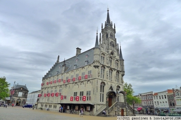 El Ayuntamiento de Gouda
El ayuntamiento de Gouda, construido en estilo gótico flamenco, está considerado como uno de los más antiguos de Holanda ya que fue inagurado en 1450.
