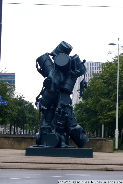 Escultura de Rotterdam
Rotterdam es una ciudad donde hay muchas esculturas como esta tan curiosa (sobre todo por el material usado) y que esta cerca del puerto de Rotterdam
