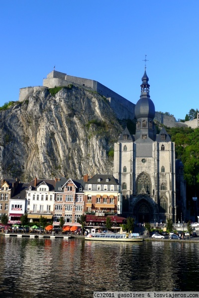 Colegiata de Notre Dame en Dinant
Vista de la Colegiata de Notre Dame en el rio Mosa con la antigua ciudadela al fondo
