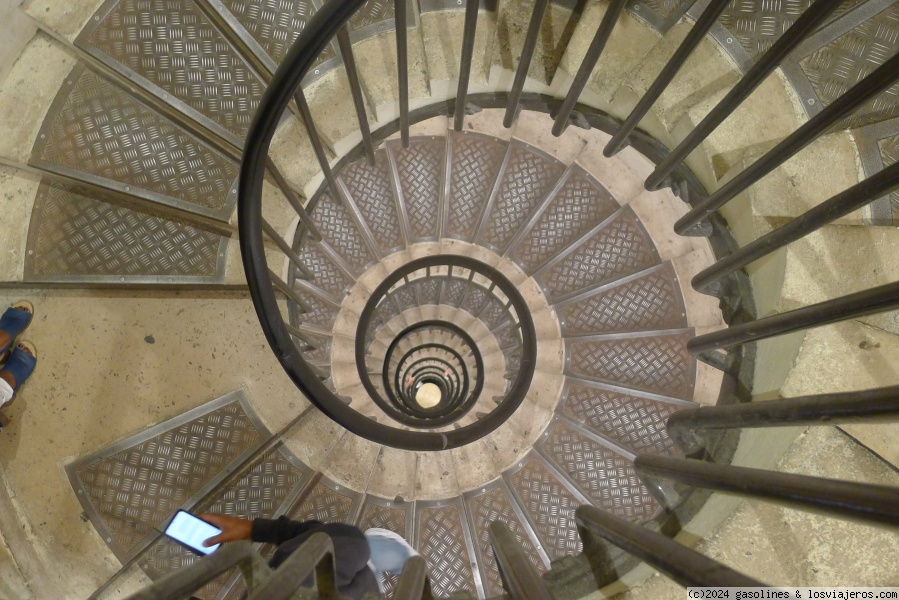 Viajar a  Francia: Piso - La escalera del Arco de Triunfo de Paris (Piso)