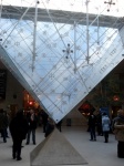 La otra piramide del Louvre de Paris