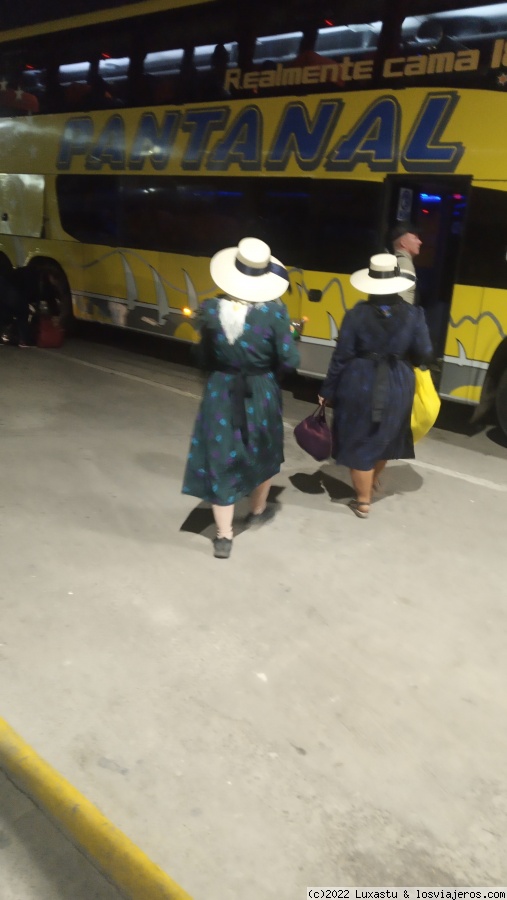 Menonitas subiendo a un autocar