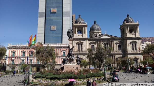 Plaza Murillo
Plaza Murillo (La Paz), con la estatua del presidente Murillo en primer plano y la catedral y el Palacio de Gobierno en segundo plano
