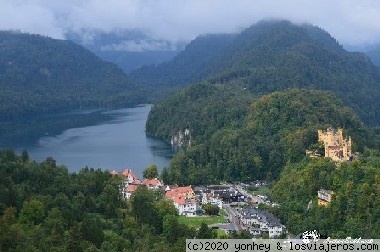 Vista del castillo Hohenschwangau y el lago Alpsee
Vista del castillo Hohenschwangau y el lago Alpsee
