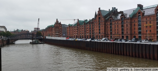 Vista desde puente Kehrwiedersteg al Binnenhafen, Hamburgo
Vista desde puente Kehrwiedersteg al Binnenhafen, Hamburgo
