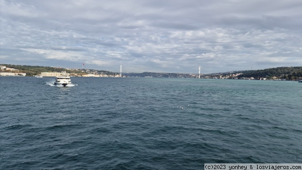 Vista del Bósforo desde el ferry, Estambul
Vista del Bósforo desde el ferry, Estambul
