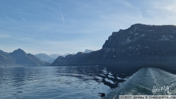 Vista desde el barco en el lago Lucerna, Suiza
Vista desde el barco en el lago Lucerna, Suiza
