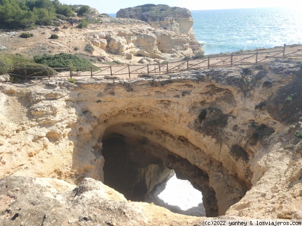 Cueva en la zona costera
Cueva en la zona costera
