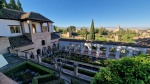 Vista del patio de la acequia y de La Alhambra desde la parte superior