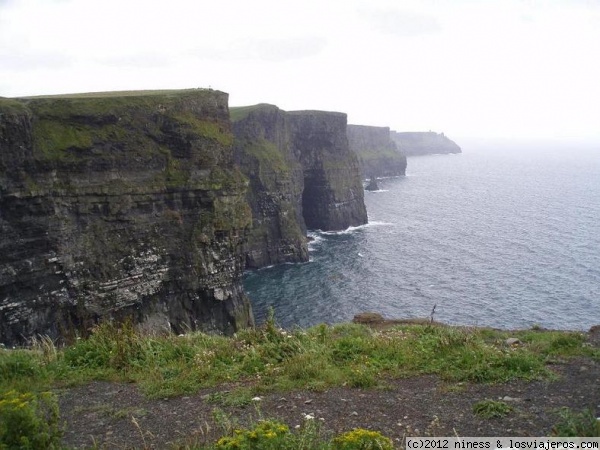 Cliffs of Moher (Irlanda)
Los Acantilados de Moher, son una de las principales atracciones turísticas de Irlanda. 
Se trata de una zona de acantilados sobre la costa que caen perpendicularmente al Océano Atlántico de aproximadamente ocho kilómetros de extensión con alturas que llegan a alcanzar los 214 metros.
