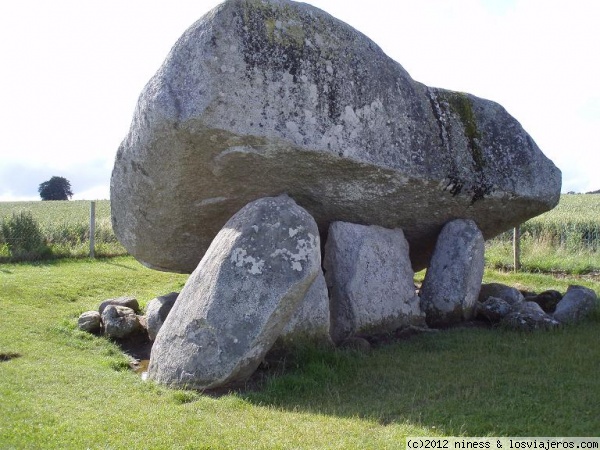 Dolmen de Brownshill (Irlanda)
Es el dolmen más grande de Europa, situado a 3km al este de Carlow y construído entre 4 y 3 mil a.C
