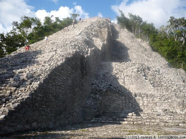 Cobá
La pirámide de Nohoch Mul en Cobá, con sus 120 escalones, es la construcción maya más alta del Yucatán.
