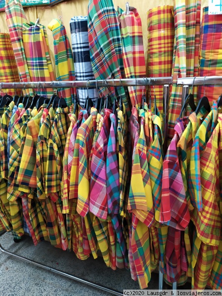 Compras en Pointe-A-Pitre, Guadalupe
Camisas y ropas con el tipico estampado de cuadros amarillo en Pointe-A-Pitre, Guadalupe
