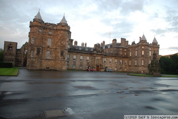 Holyrood Palace
Palacio donde se aloja la familia real inglesa cuando visita Edimburgo
